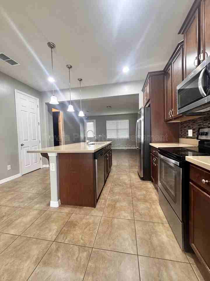 5205 Northlawn Way - Photo 4 of 20