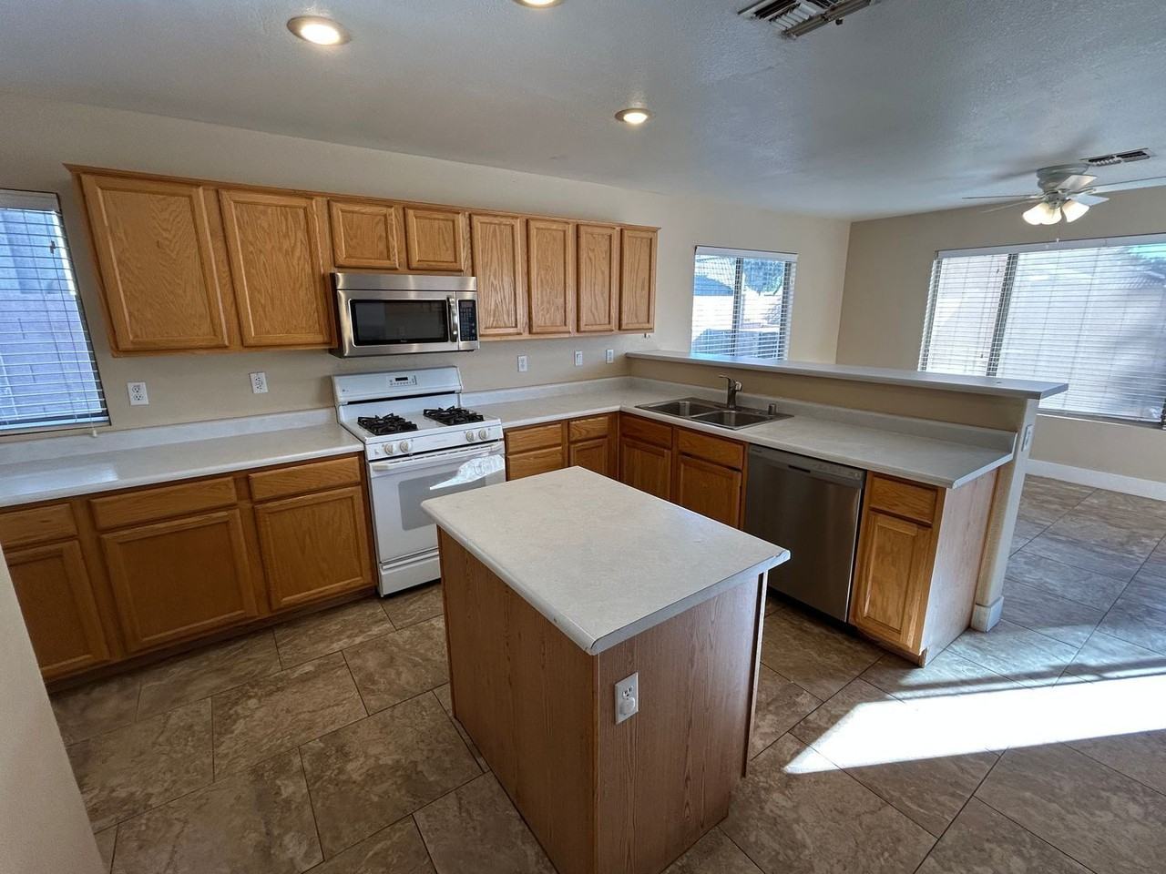 1099 W Seagull Dr - Photo 7 of 21