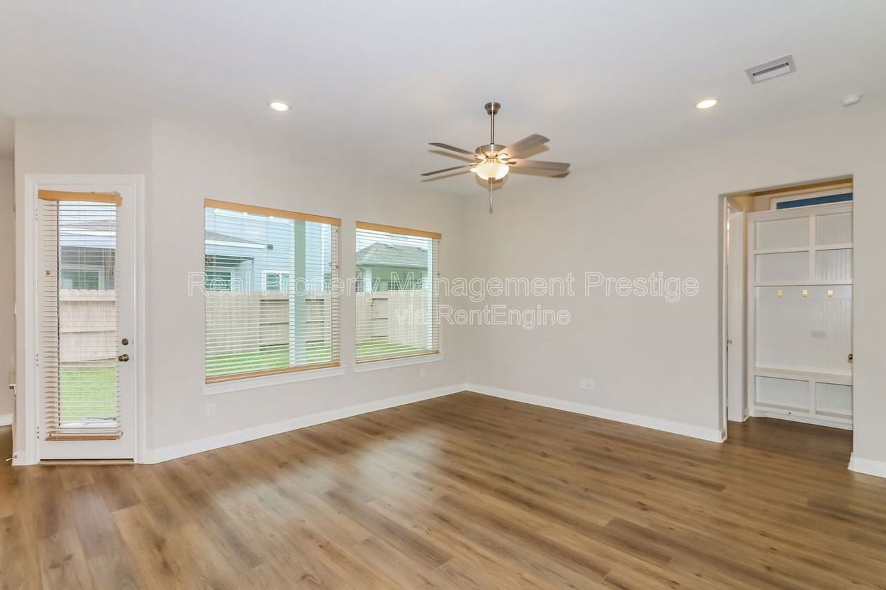 2410 Yacht Harbor Dr - Photo 3 of 17