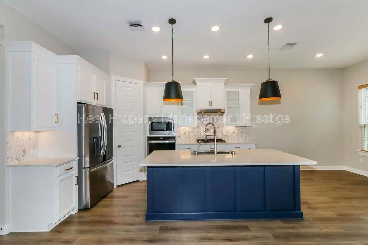 2410 Yacht Harbor Dr - Photo 4 of 17