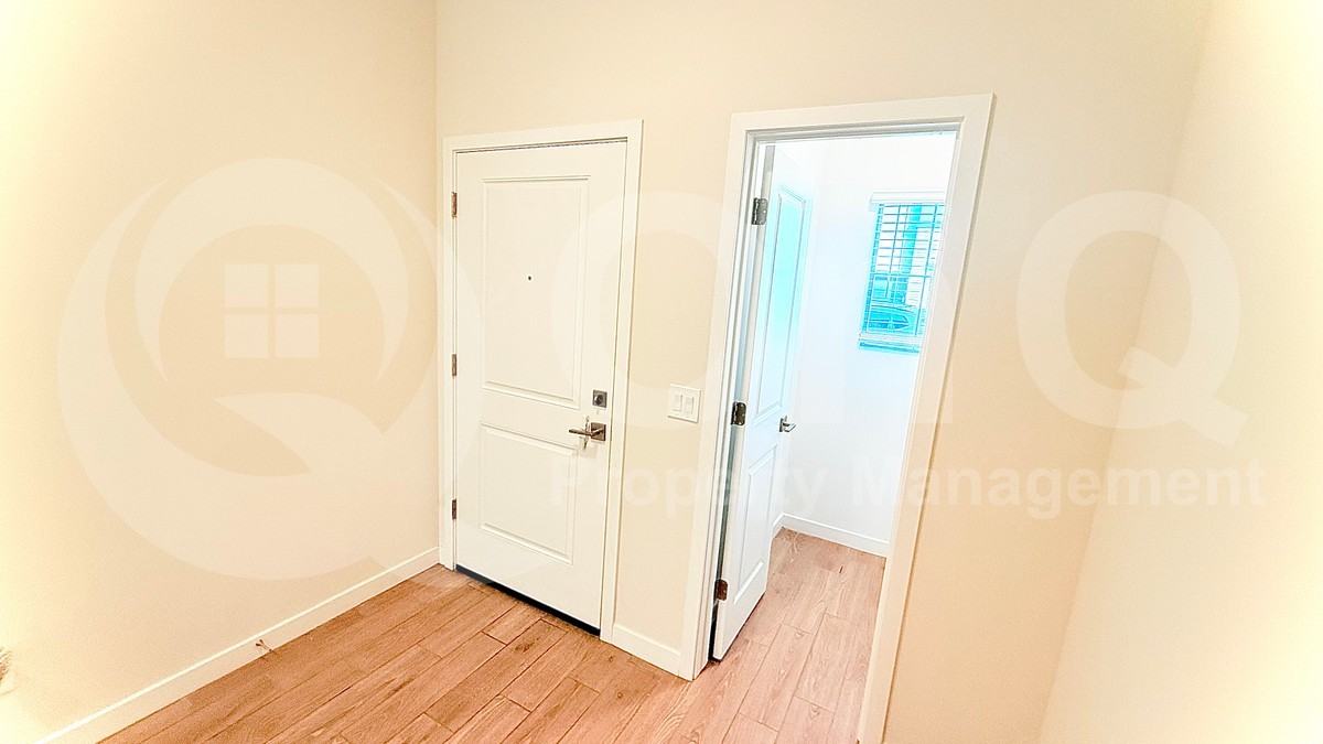 2821 W Red Fox Rd - Photo 4 of 29