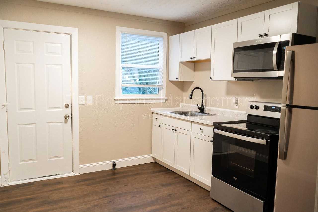 1414 Chicago Ave - Photo 5 of 13