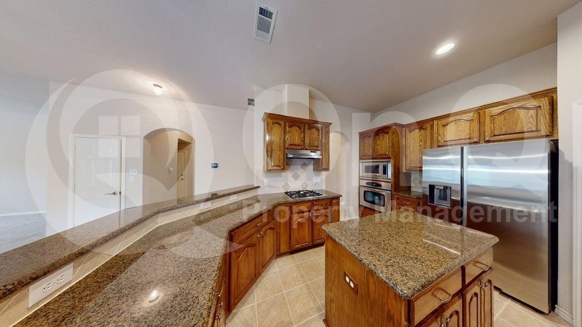 1899 Kings View Dr - Photo 2 of 20