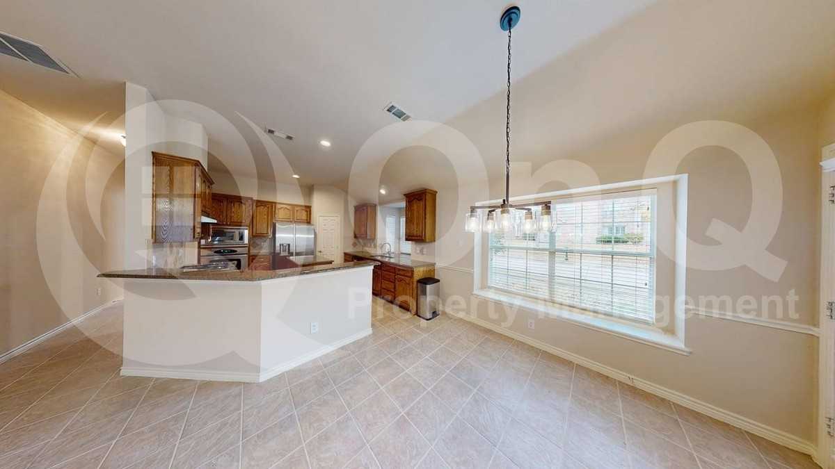 1899 Kings View Dr - Photo 5 of 20