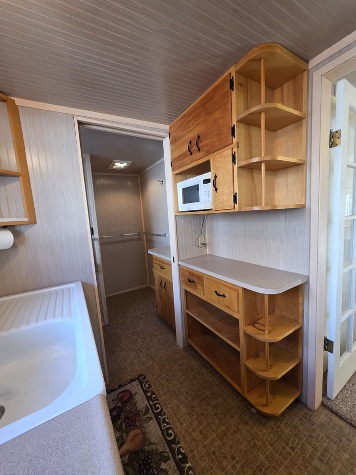 697 Mary St - Photo 4 of 16