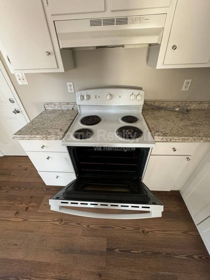 1552 Fountain St - Photo 4 of 10