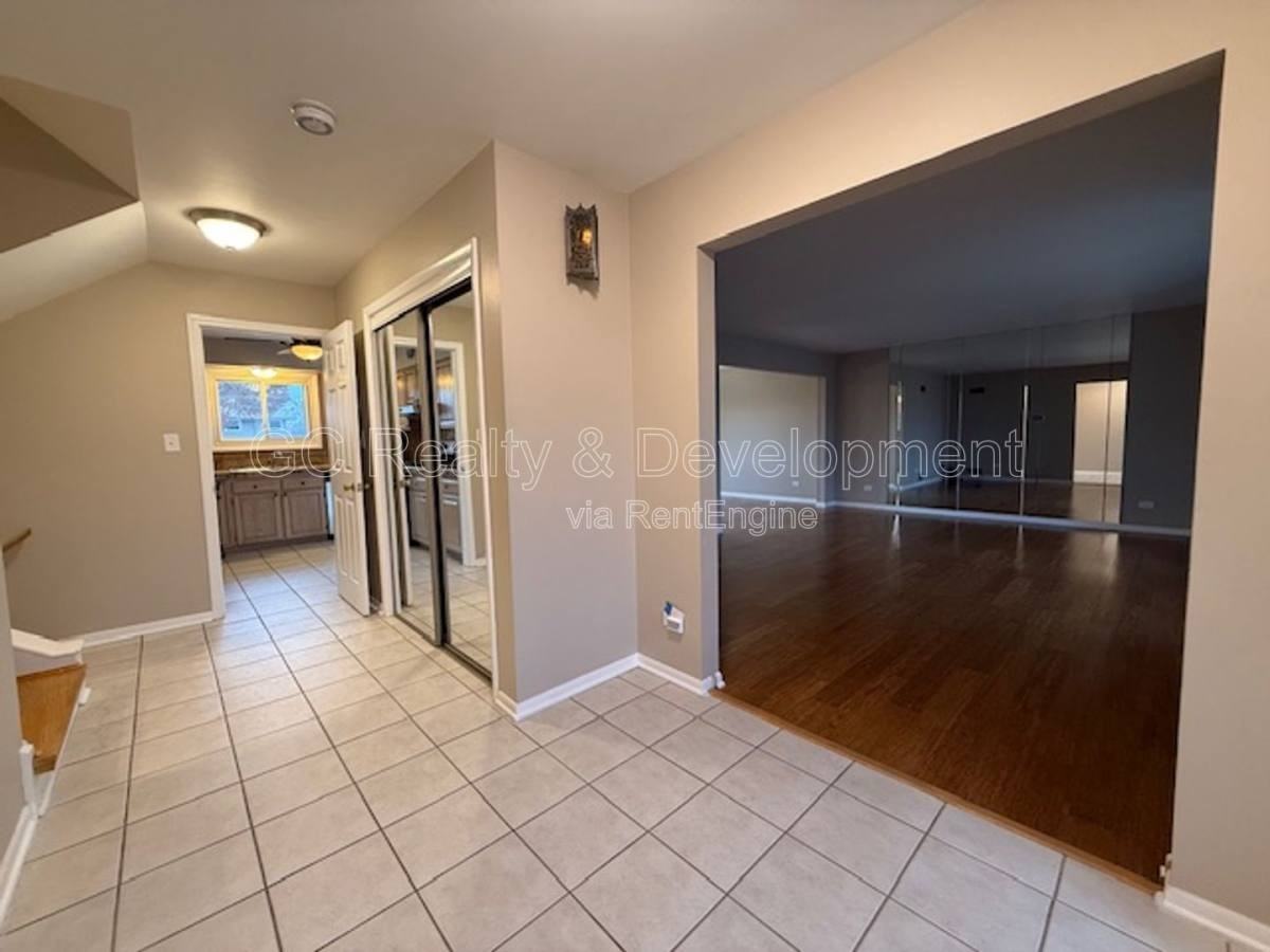 609 Pinecroft Dr - Photo 2 of 10