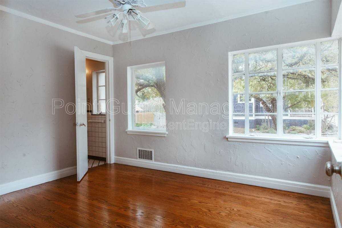 1001 Nw 21st St #C - Photo 3 of 10