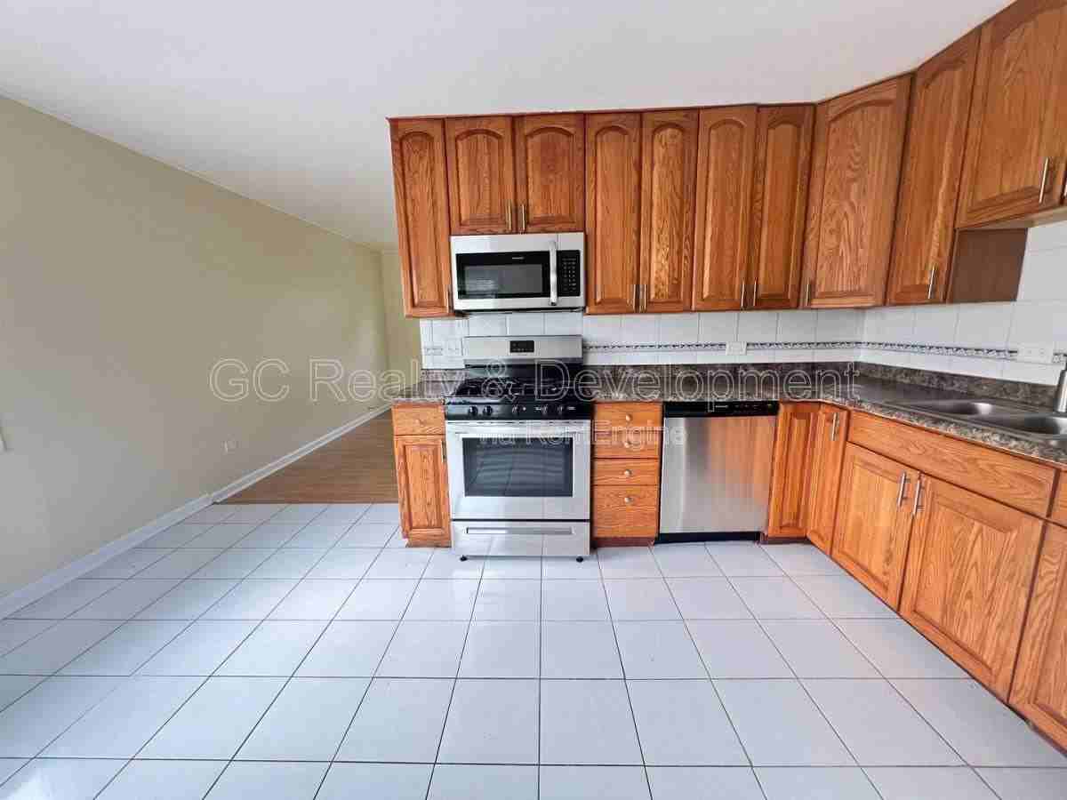 206 E Center St - Photo 3 of 10