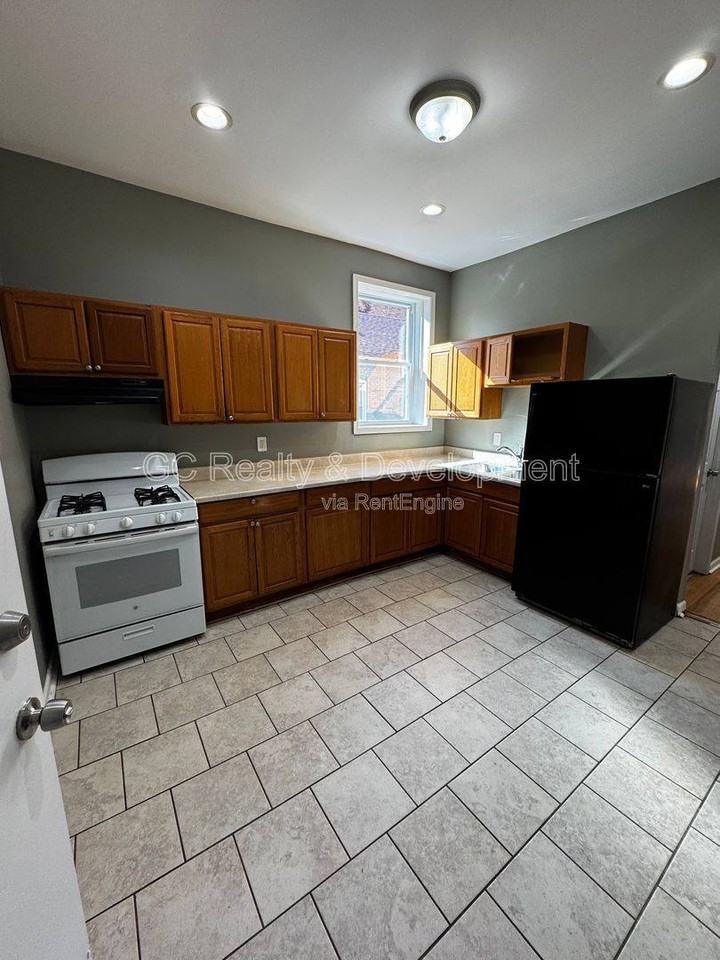 11347 S King Dr #1 - Photo 2 of 10