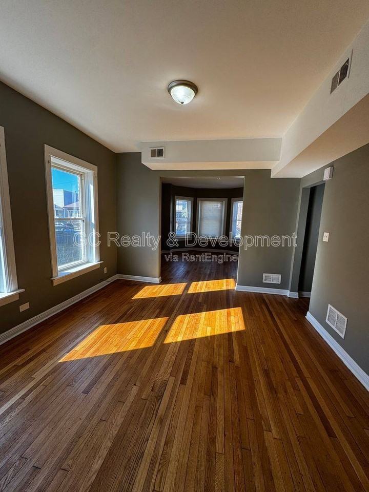 11347 S King Dr #1 - Photo 3 of 10