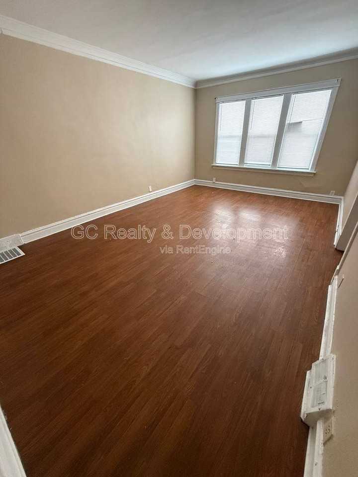 8637 S Essex Ave - Photo 2 of 10