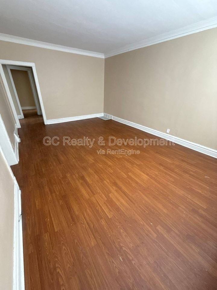 8637 S Essex Ave - Photo 3 of 10