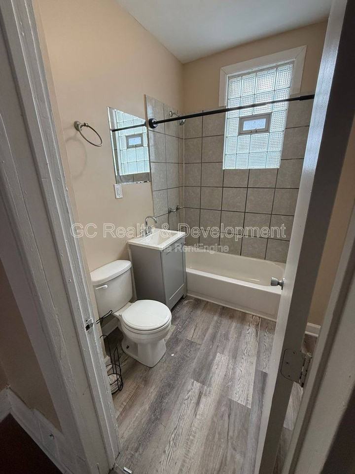 8637 S Essex Ave - Photo 4 of 10