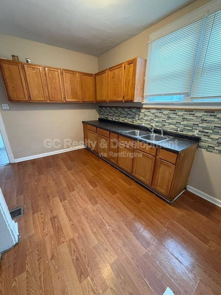 8637 S Essex Ave - Photo 5 of 10