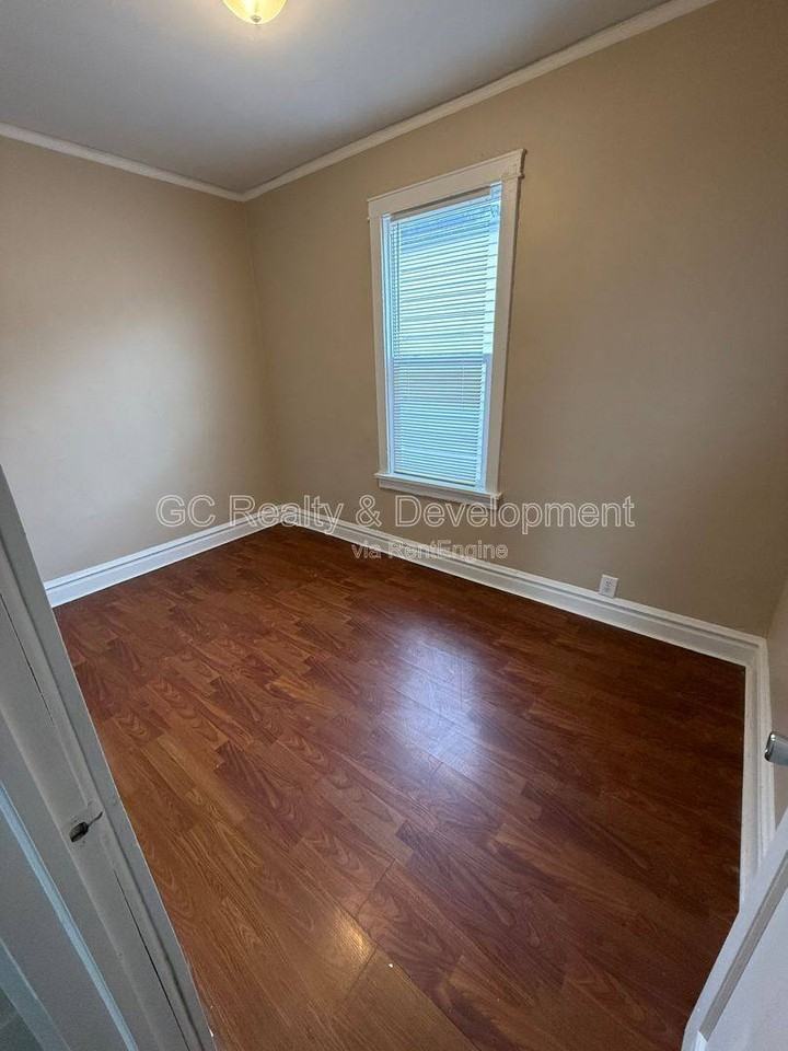 8637 S Essex Ave - Photo 6 of 10