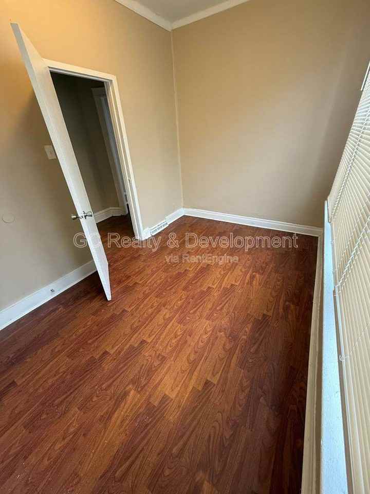 8637 S Essex Ave - Photo 7 of 10