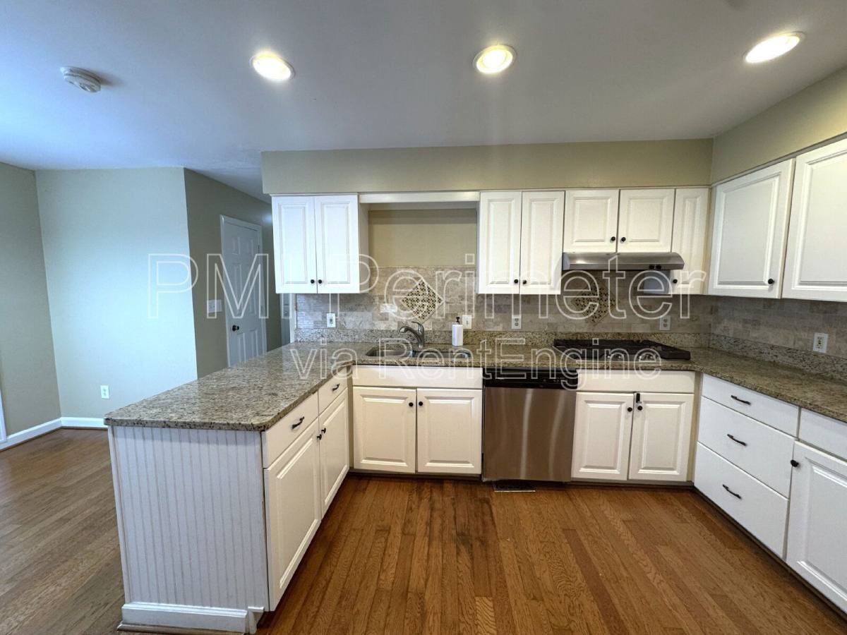 5338 Roberts Dr - Photo 3 of 10