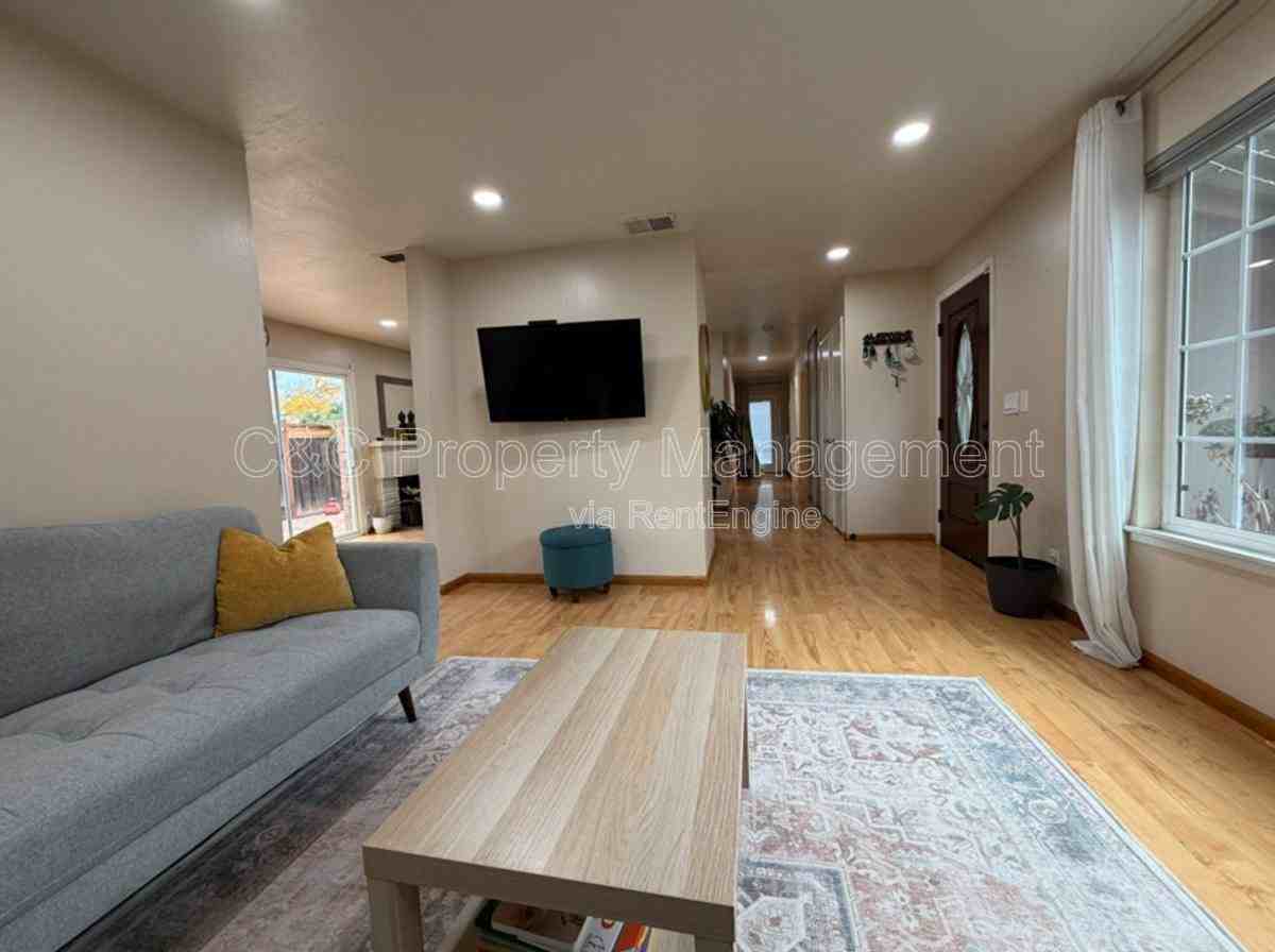 1411 Hillsdale Ave - Photo 3 of 10