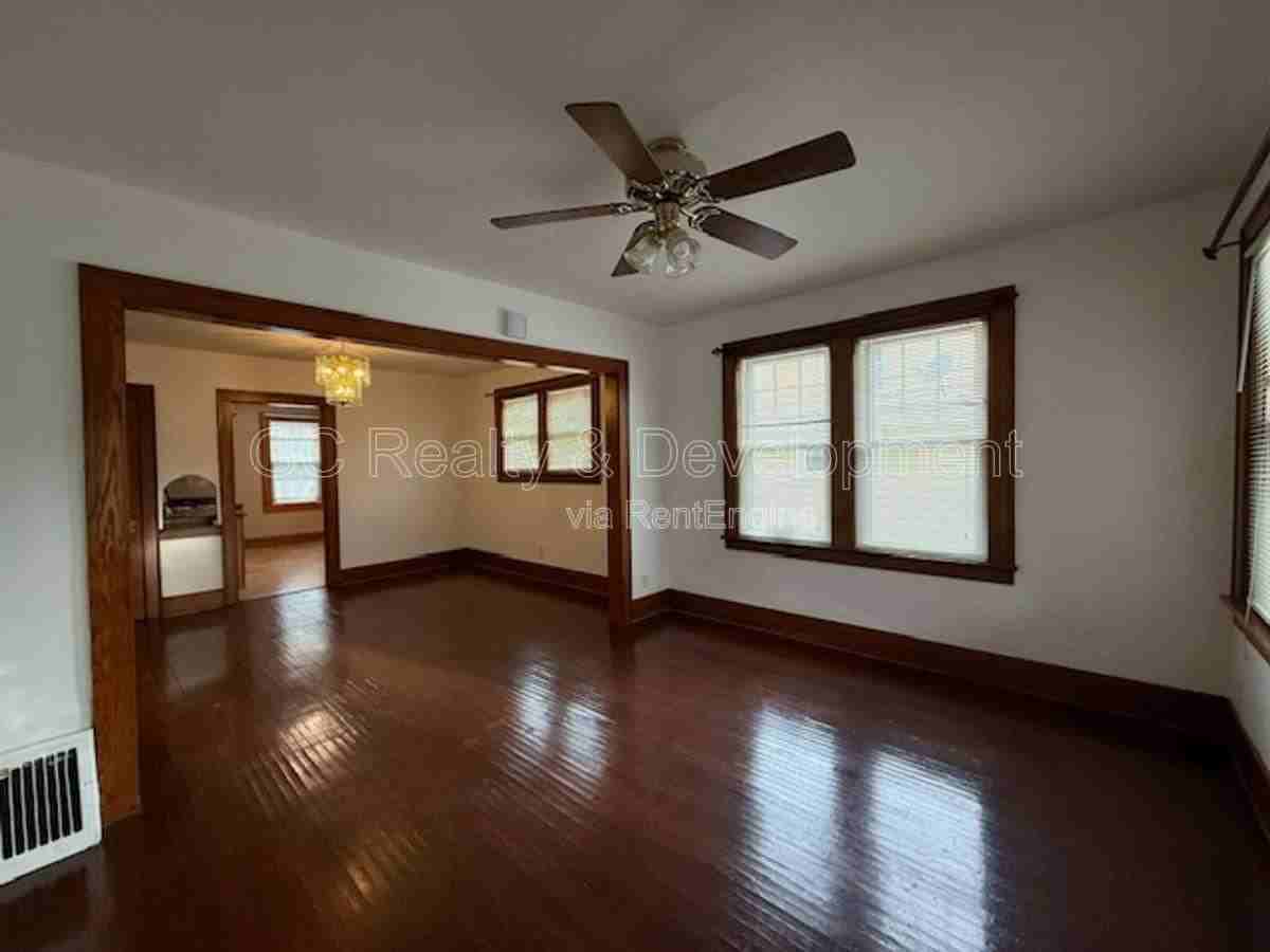 454 Moseley St - Photo 2 of 10