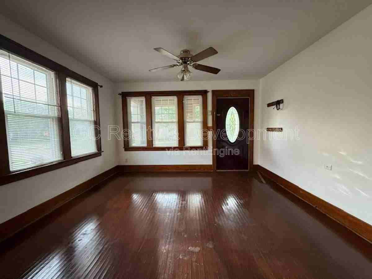 454 Moseley St - Photo 3 of 10