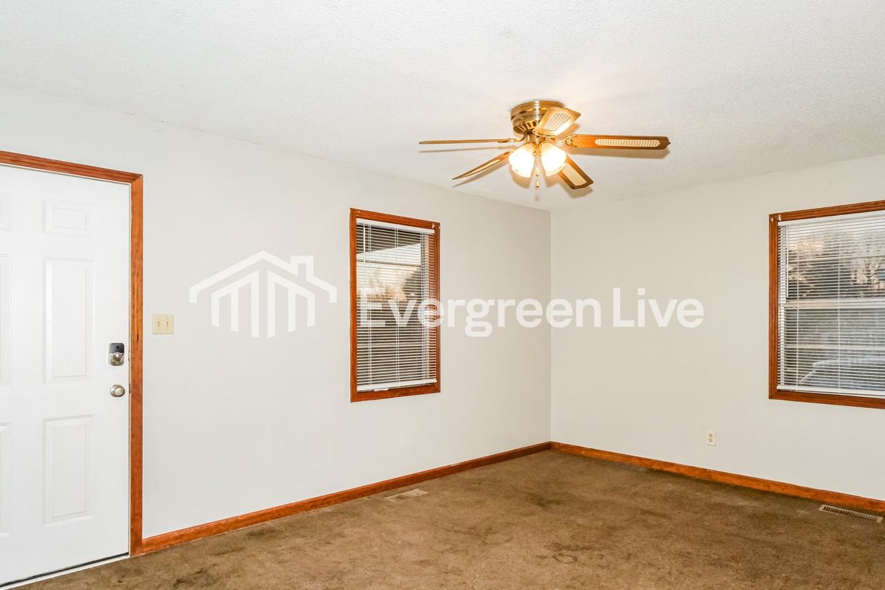 1107 Highland St - Photo 4 of 16