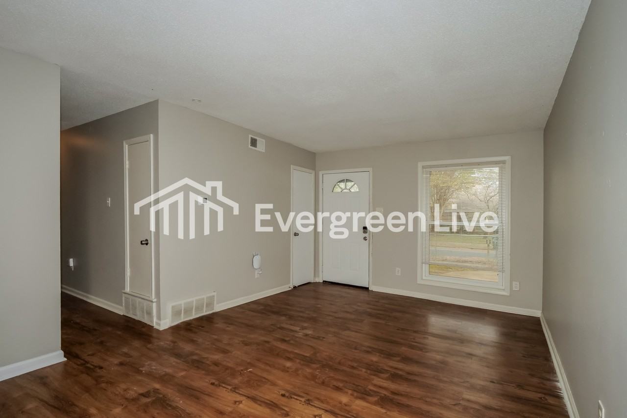 473 Bradwood Ave - Photo 4 of 16