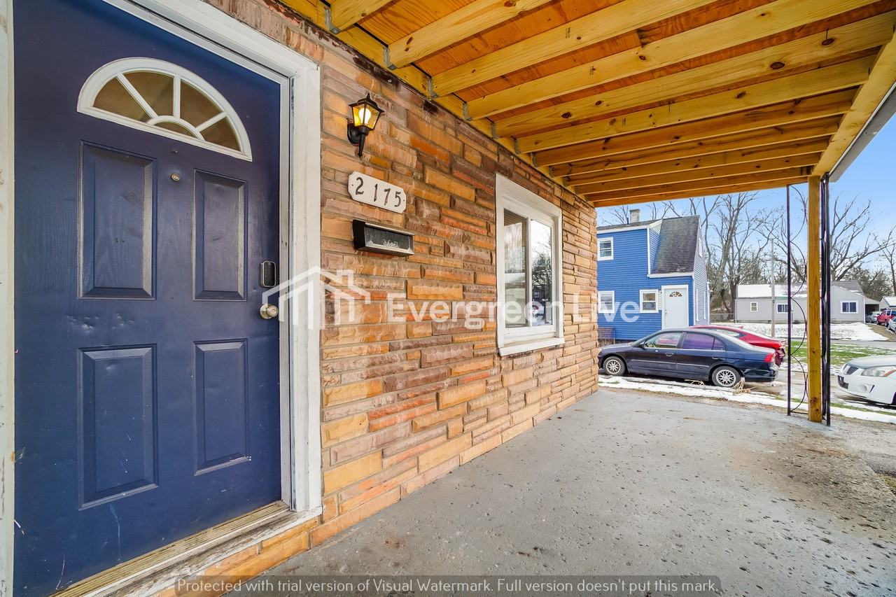 2175 Delavan Dr - Photo 2 of 15