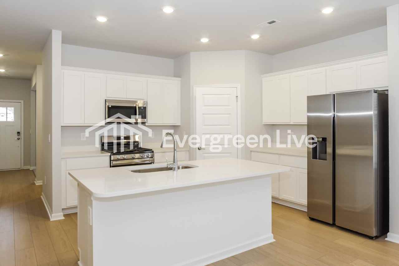 160 Fenwick Pl - Photo 4 of 15