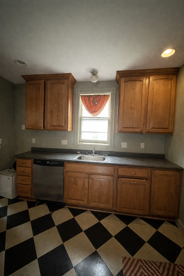 425 Hudson St - Photo 6 of 16