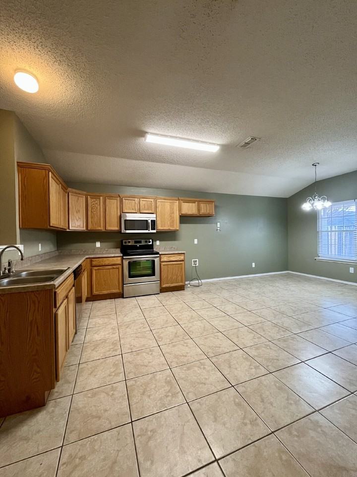 512 N Kline Ave - Photo 4 of 15