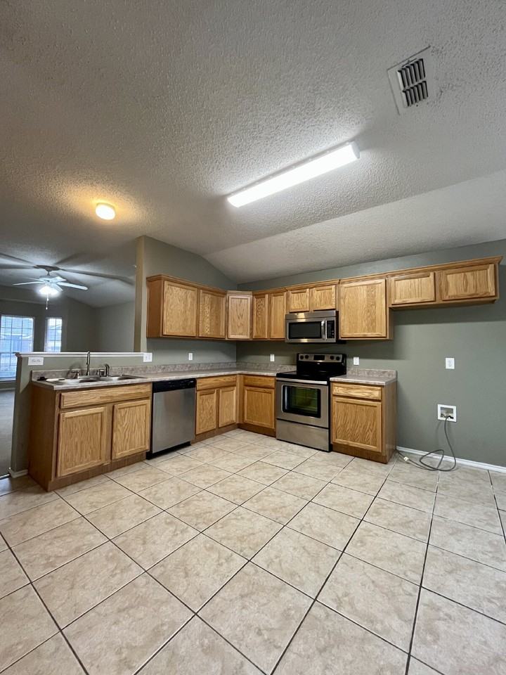 512 N Kline Ave - Photo 5 of 15