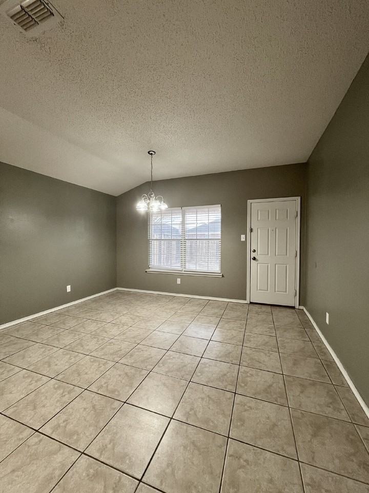 512 N Kline Ave - Photo 6 of 15