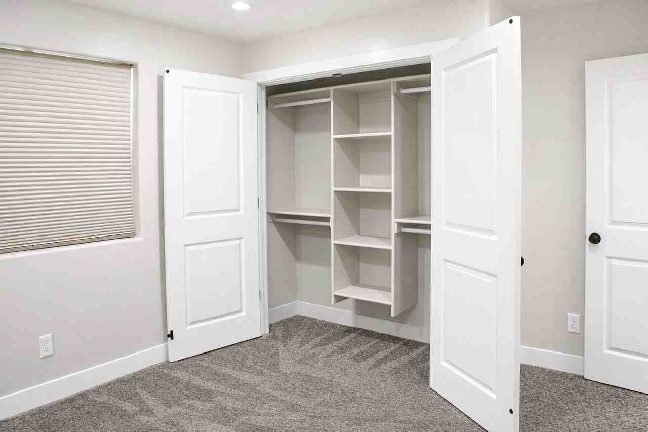 718 E 400 S - Photo 7 of 16