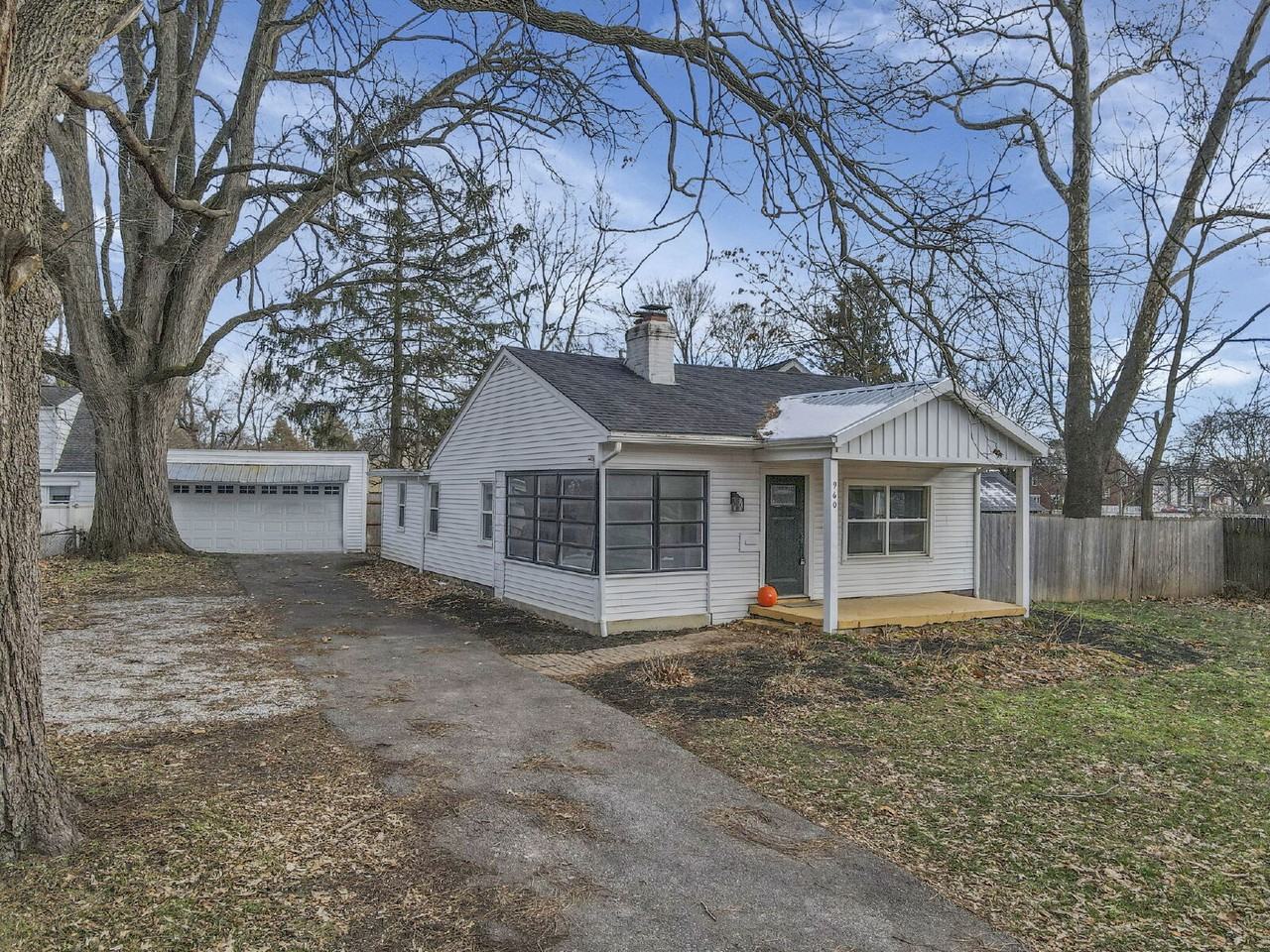 960 College Ave - Photo 4 of 50