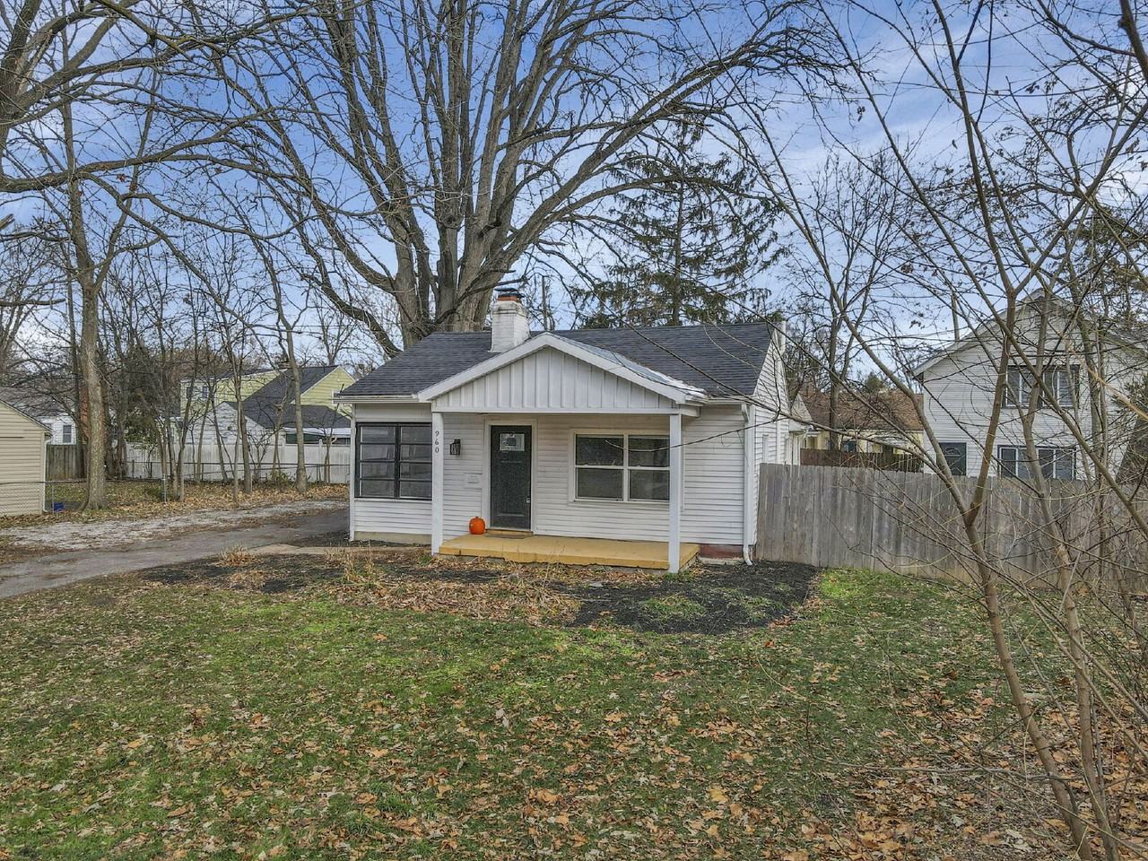 960 College Ave - Photo 5 of 50