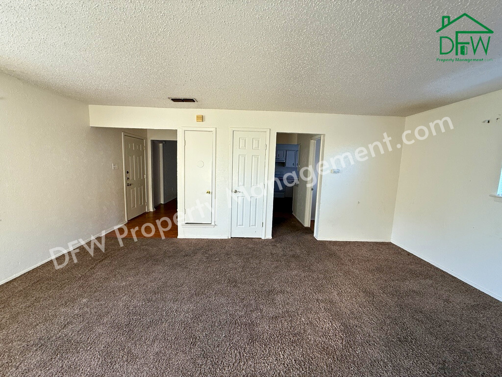 1021 Pleasant Valley Ln - Photo 5 of 30