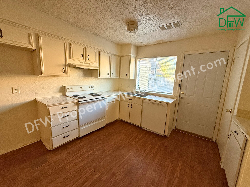 1021 Pleasant Valley Ln - Photo 7 of 30