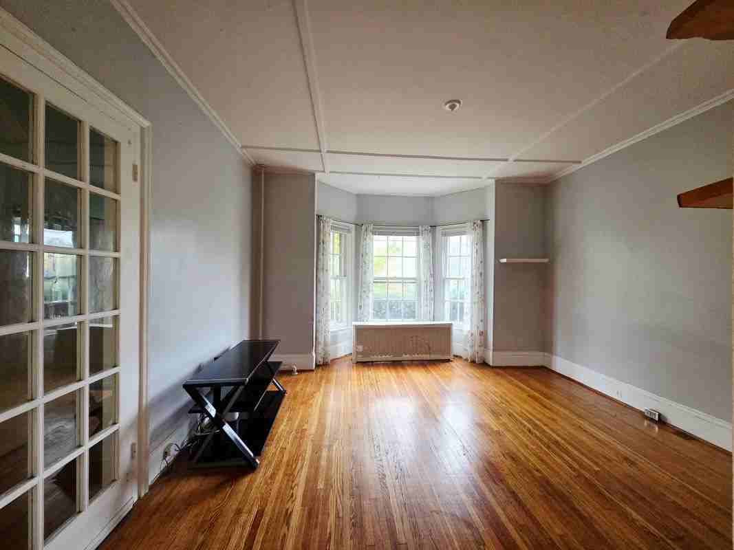 98 Franklin St - Photo 2 of 9