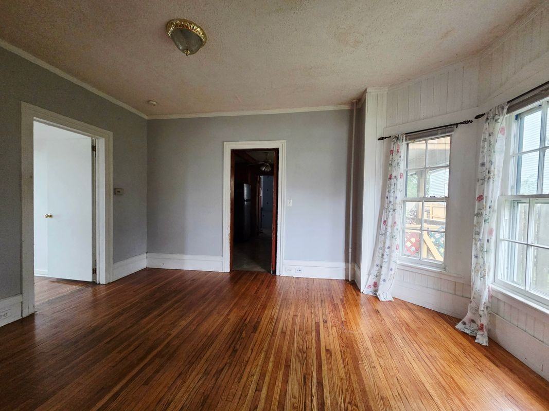 98 Franklin St - Photo 3 of 9