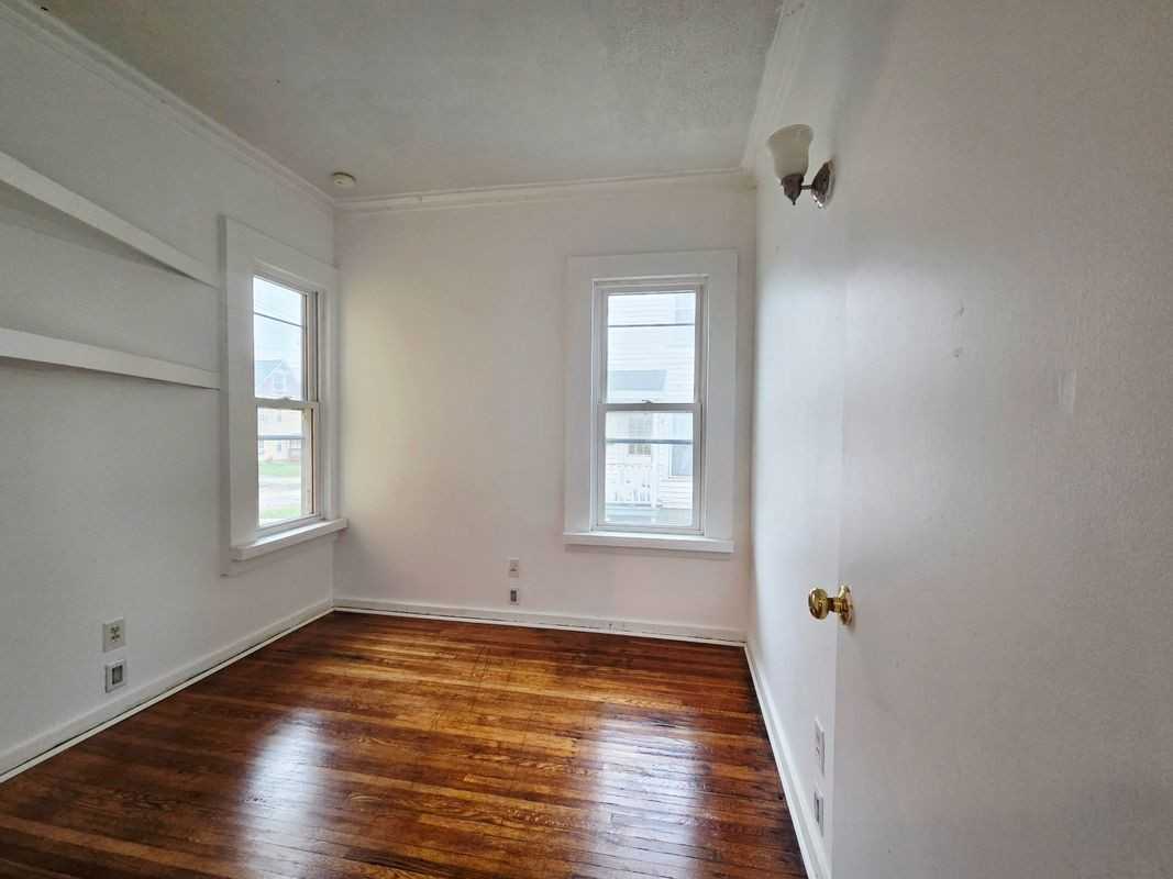 98 Franklin St - Photo 4 of 9