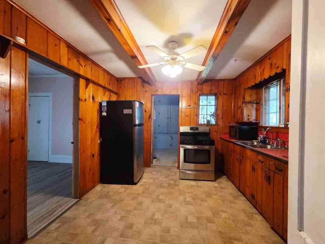 98 Franklin St - Photo 6 of 9