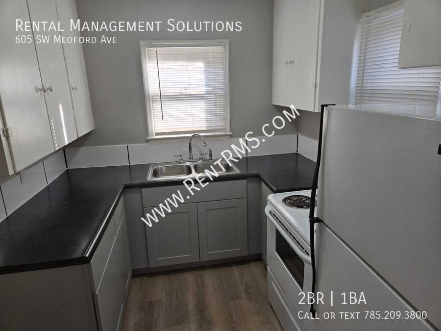 605 Sw Medford Ave - Photo 3 of 9