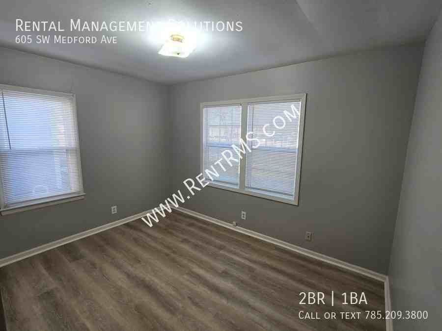 605 Sw Medford Ave - Photo 4 of 9