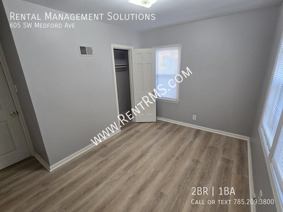 605 Sw Medford Ave - Photo 5 of 9