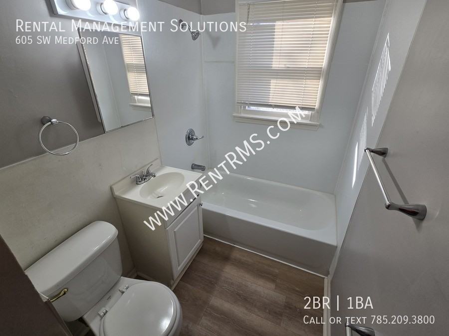 605 Sw Medford Ave - Photo 7 of 9