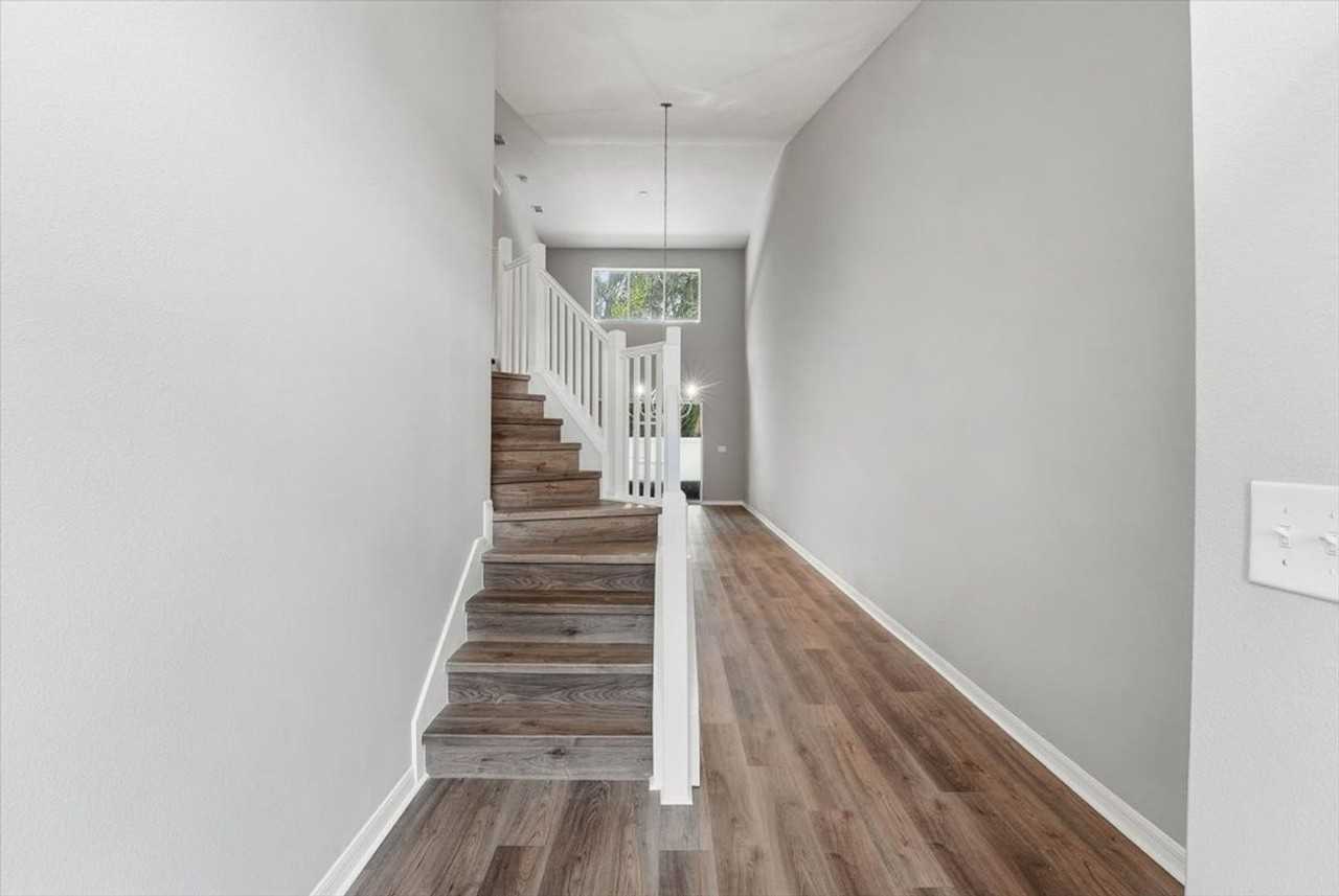 182 Chippendale Ter - Photo 2 of 13