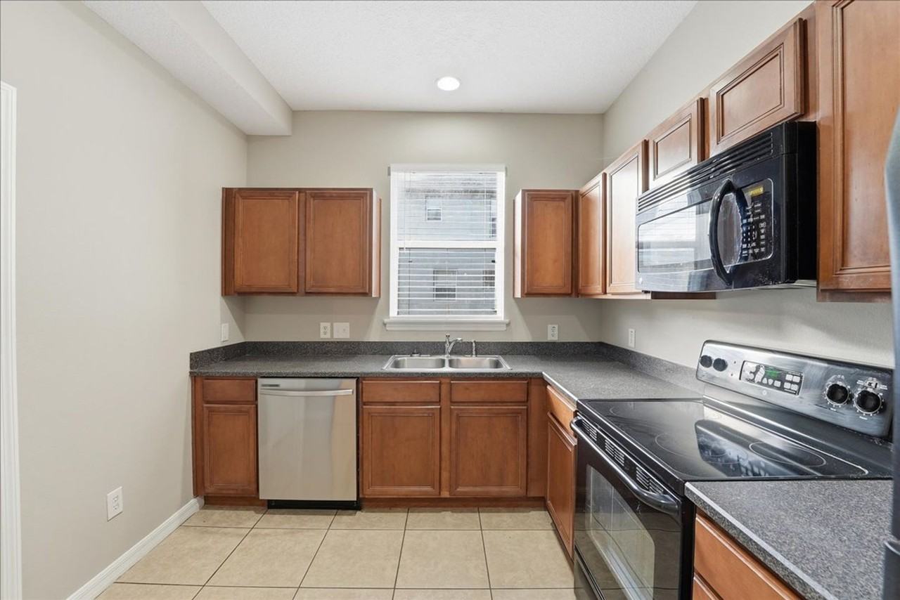 182 Chippendale Ter - Photo 5 of 13