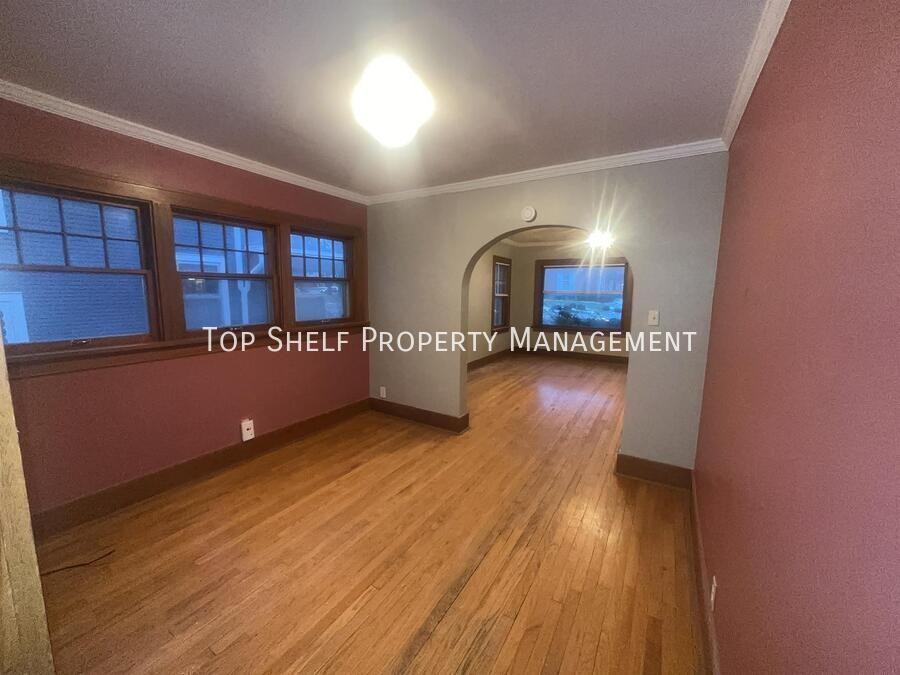 1063 42nd St - Photo 4 of 15