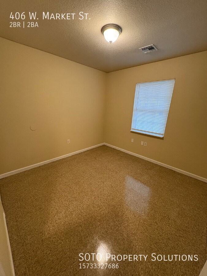 406 W Market St - Photo 4 of 10